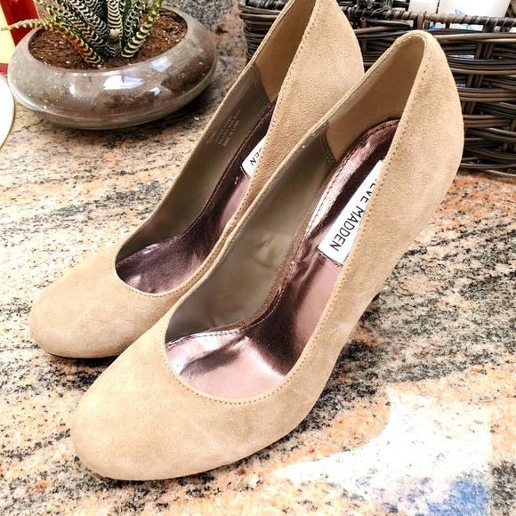 Steve Madden Shoes - ⬇️ Steve Madden Taupe Nude Suade Pumps